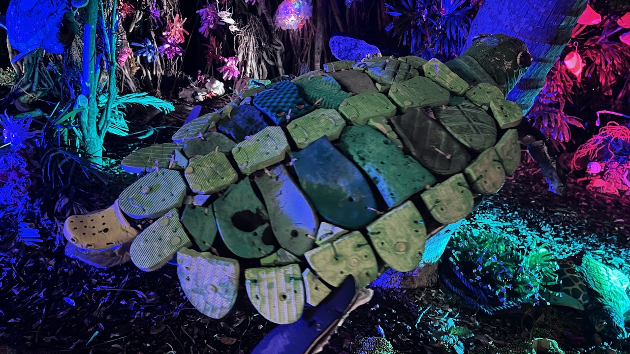 A turtle made just from thongs