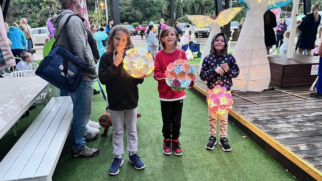 The three girls and their lanterns
