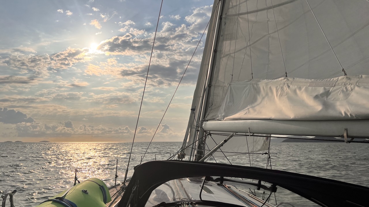 Early morning sail from Goold towards Zoe Bay/Falls