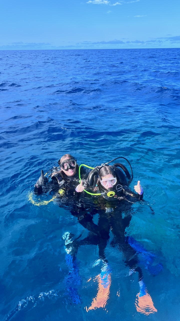 Two thumbs up for an awesome dive