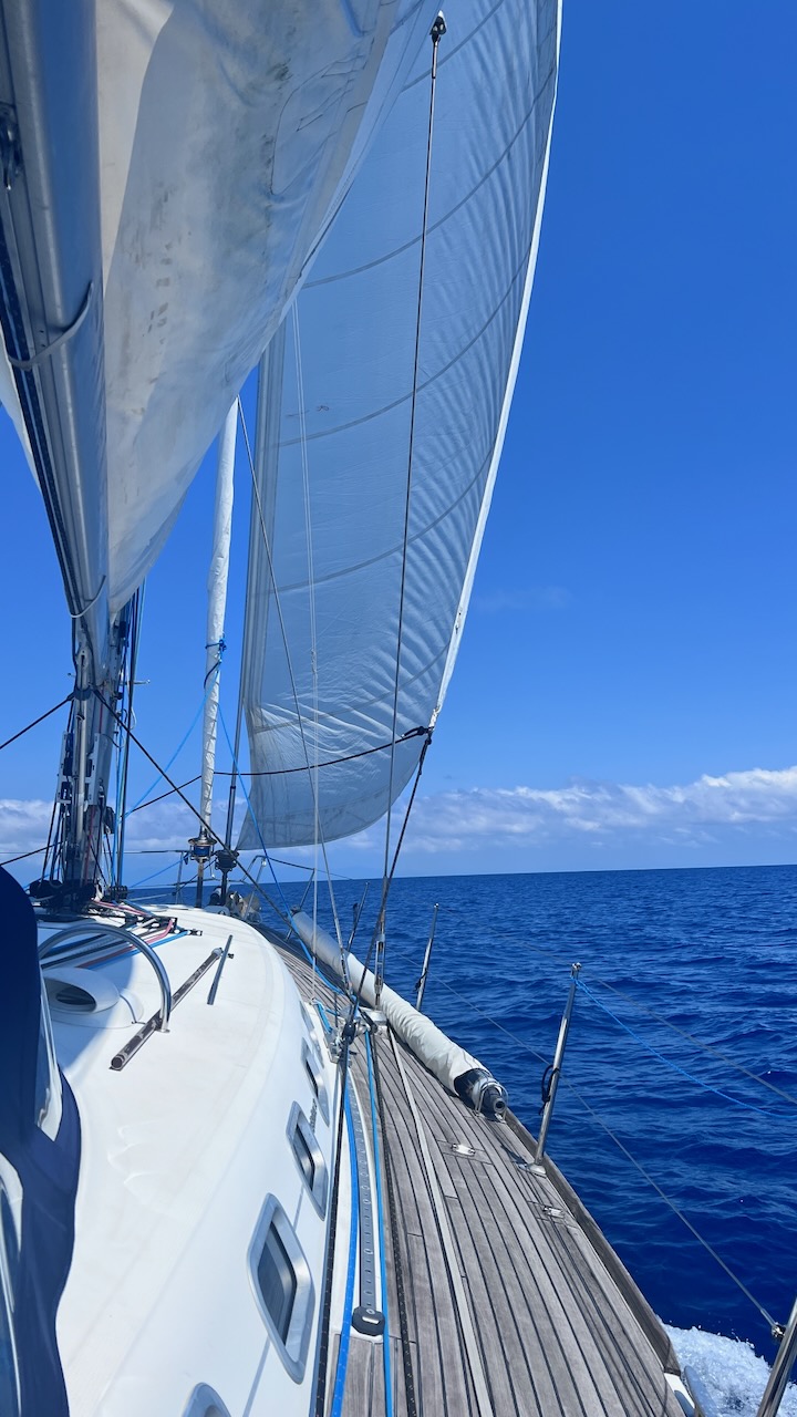 Nice easy morning sail towards Mackay Cay